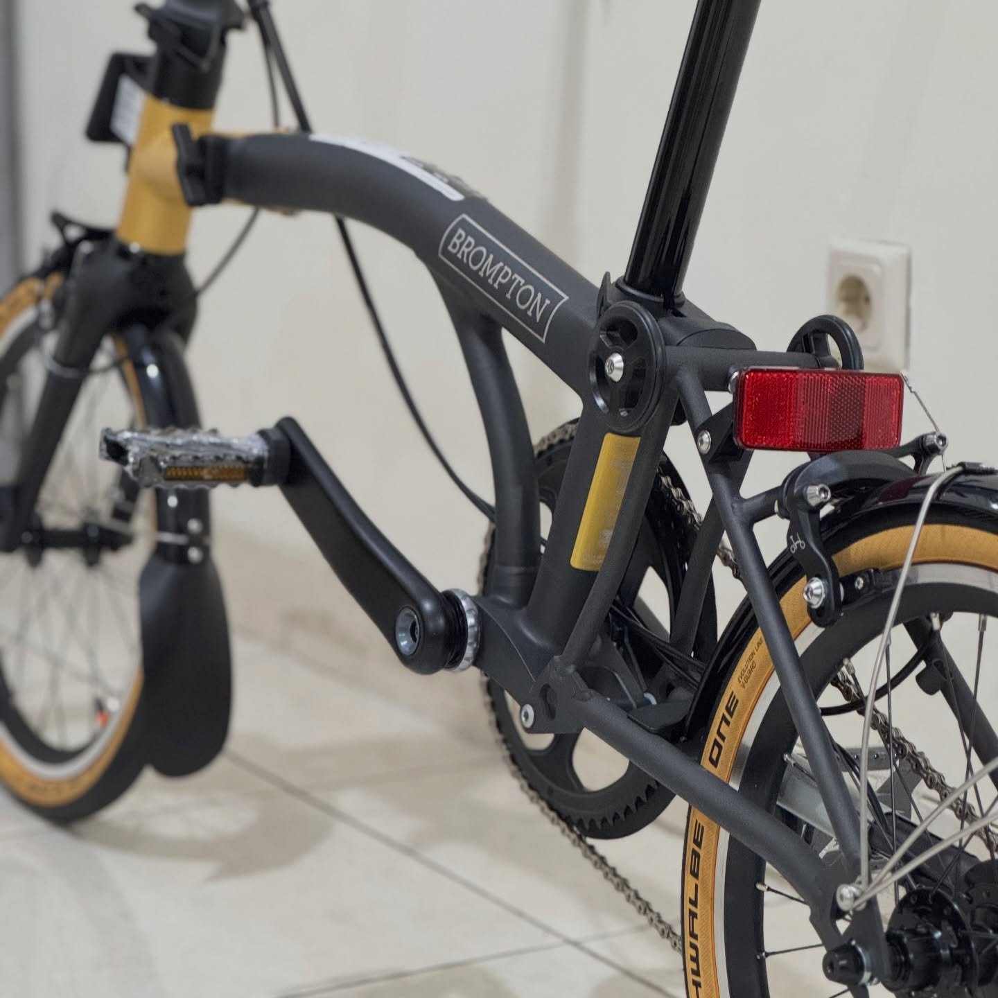 Brompton T Line Ceratech Black Gold Limited Titanium Edition 7 - Brompton Bekas